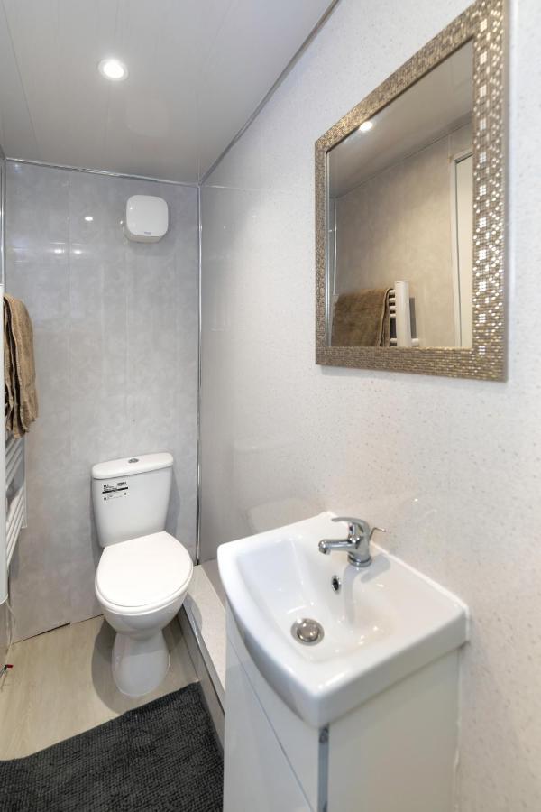 Stockton Town Centre Studio Apartments Free Parking And Wi-Fi Bagian luar foto