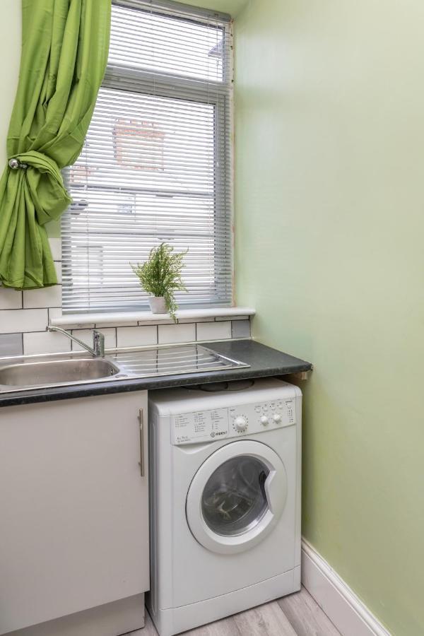 Stockton Town Centre Studio Apartments Free Parking And Wi-Fi Bagian luar foto