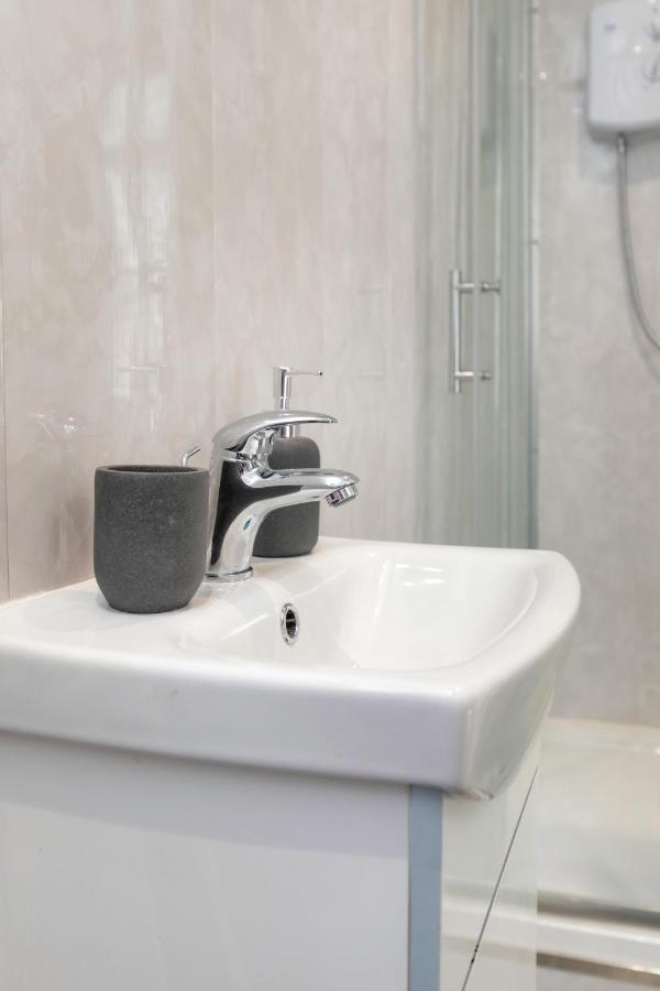 Stockton Town Centre Studio Apartments Free Parking And Wi-Fi Bagian luar foto